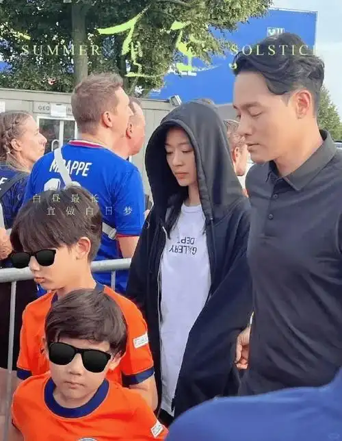 全智贤一家四口罕见同框,185cm丈夫帅过男明星!网友:好配啊!