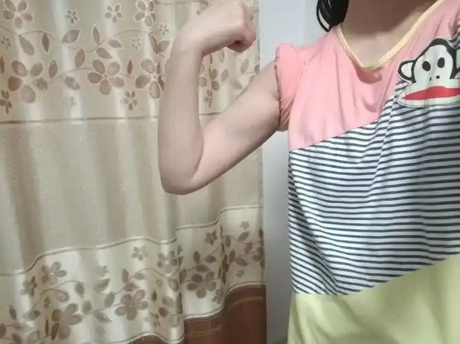 在练胳膊,现在练成这样,就每天把窗台做30个俯卧撑,爸爸说女生胳膊练