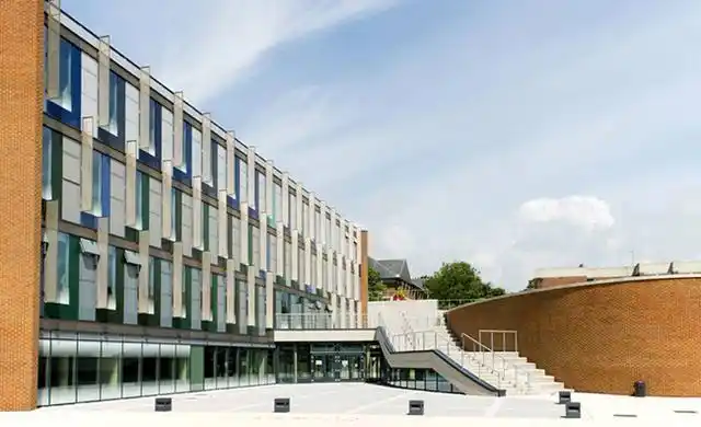 萨塞克斯大学(university of sussex),世界领先的研究密集型高校,综合