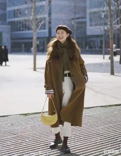 现在的女士真会穿,棕色大衣搭配九分裤,恰如一株蔷薇沐浴风中