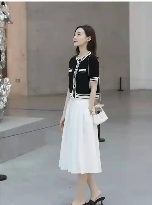 白色伞裙搭配什么上衣好看