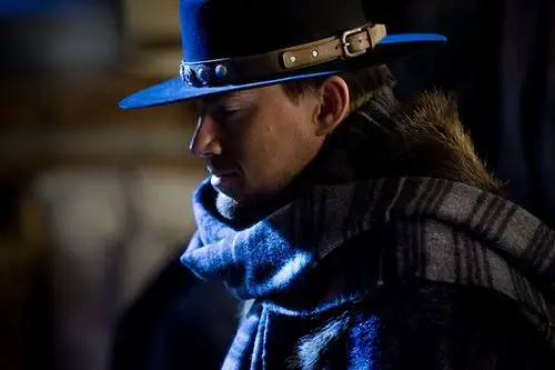 kurt russell 饰)及其价值一万美元的猎物黛西·多摩格(詹妮弗·杰森