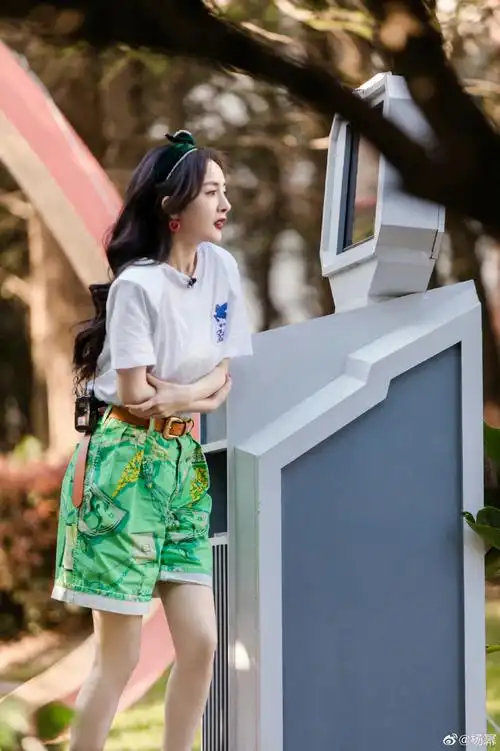 密室大逃脱3杨幂同款衣服女白色宽松卡通印花t恤短袖上衣绿色短裤