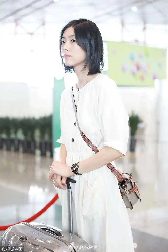 大表姐刘雯清爽短发很青春 女大学生既视感