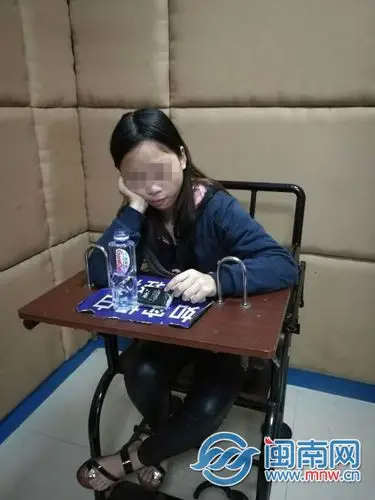 16岁女贼入室盗窃躲床底睡着 凌晨爬出上厕所被抓