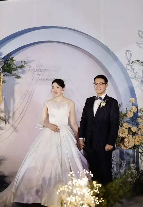 中国女排两连败张常宁现身参加婚礼惠若琪送祝福心疼颜妮