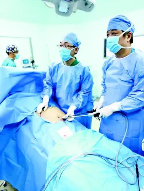 单孔腔镜手术取出胆囊结石198颗