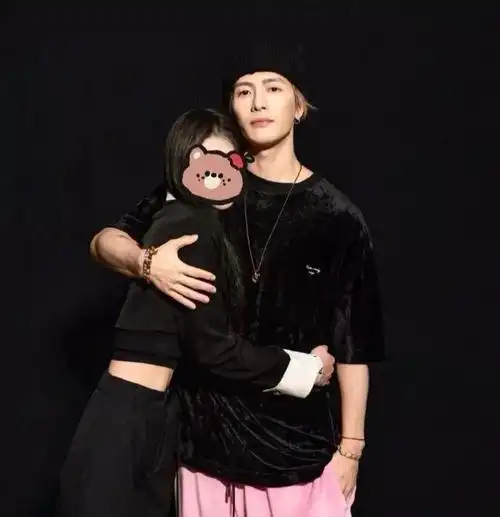 网友晒和王嘉尔牵手照,自曝花8000元去看演唱会,vip票才能合影_腾讯