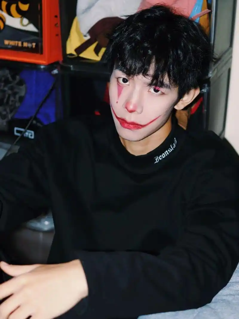 非常好画的简易小丑妆 马上万圣节99 提前安排了一下万圣节妆容