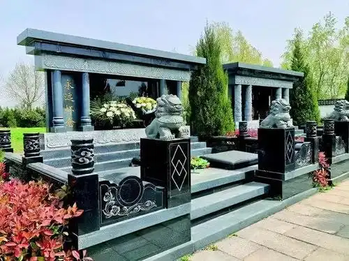 安徽省宿州市埇桥区西二铺乡西苑陵园内的豪华墓地(三月三十日摄).