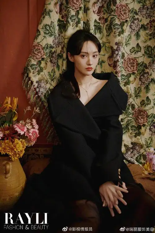 郑爽人间大小姐#郑爽最新封面和内页大片,被繁花簇拥的绝美大小姐