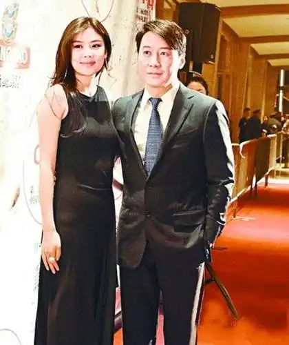 黎明前妻39岁的乐基儿携富豪老公与友人聚餐,甜蜜气息快要溢出屏