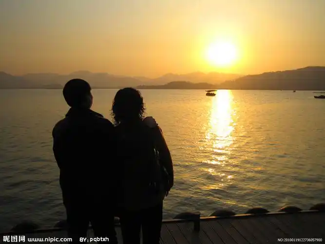 一起看日出的情侣图片