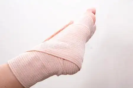 脚部用绷带包扎脚伤,脚扭伤,脚踝扭伤照片