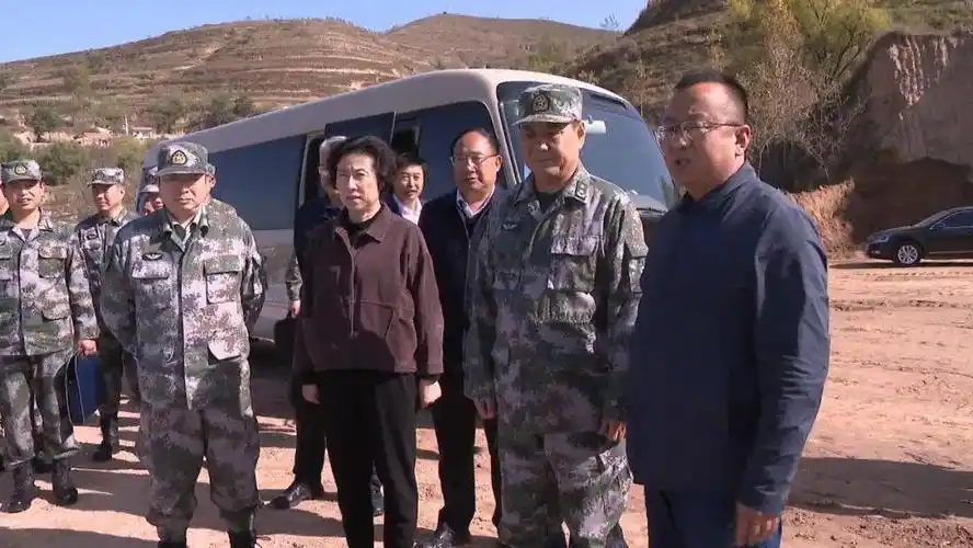 西部战区陆军司令员徐起零一行在会宁杨崖集镇开展扶贫帮扶活动