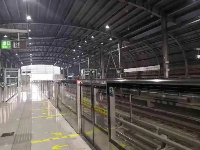 杨伍庄地铁站-"难得在天亮时看到地铁站的落日余晖,终