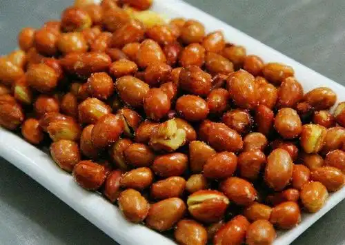 去餐馆,为啥服务员会先端来一盘花生米?顾客:满满的都是坑啊!