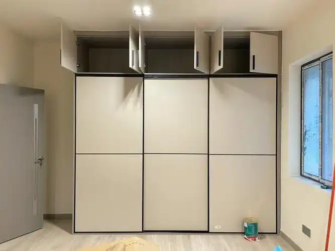主卧衣柜终于装好了推拉门衣柜