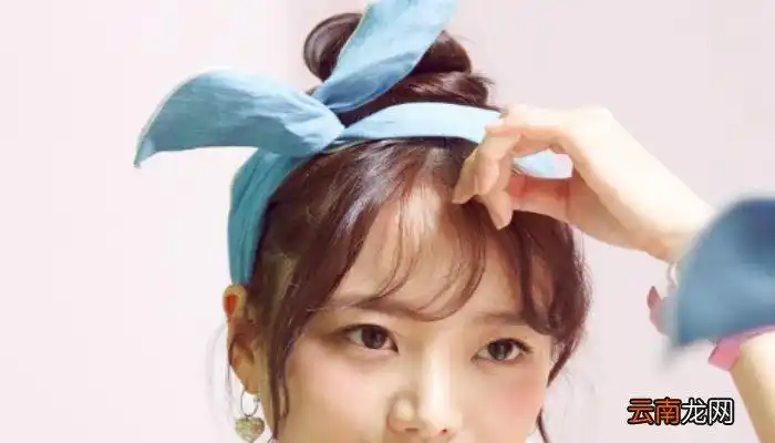 文章插图圆脸怎样扎马尾显脸小1,低马尾 刘海:先用梳子将头发梳顺