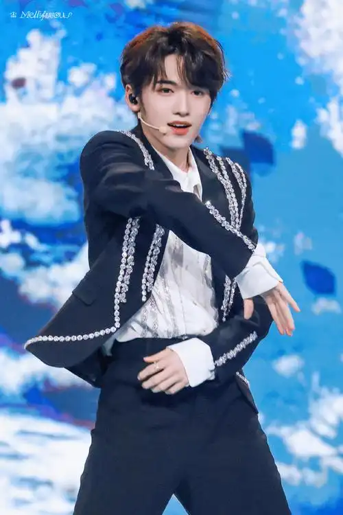 宋亚轩超话人月两团圆[玉兔捣药]#湖南卫视中秋之夜#@时代少年团