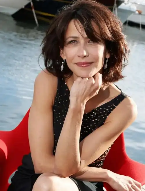 苏菲玛索告诉你:女人上了年纪,衣服宽松,发型剪短,更优雅时尚_短发