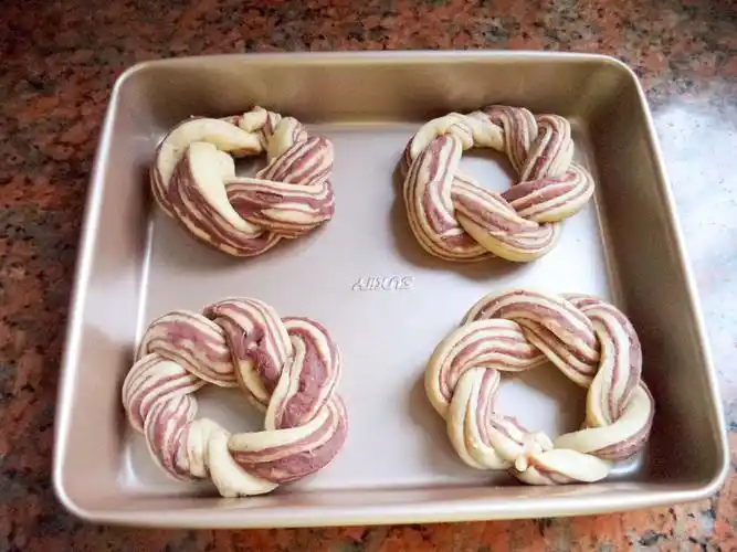 汤种豆沙花环面包