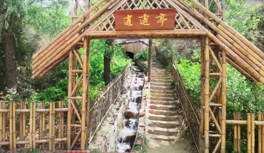 南有千岛湖,北有三水源,景区以水乡竹海,四季常绿