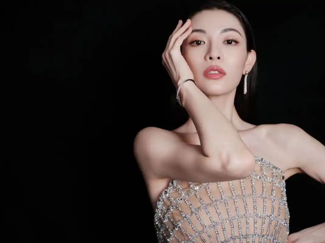 钟楚曦好身材写真图集:蜘蛛美女,流光暗影,璀璨织梦