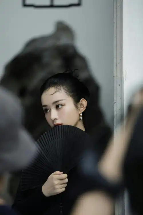 赵丽颖黑色吊带露背裙