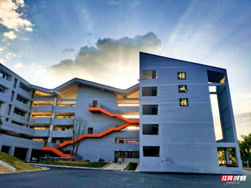 激情不退从恒定出发一位高考复读生的探校心得