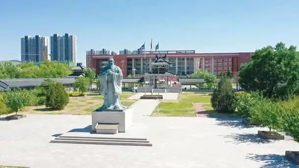 齐鲁师范学院,位于山东省济南市,学校下设两个校区,分别位于济南市