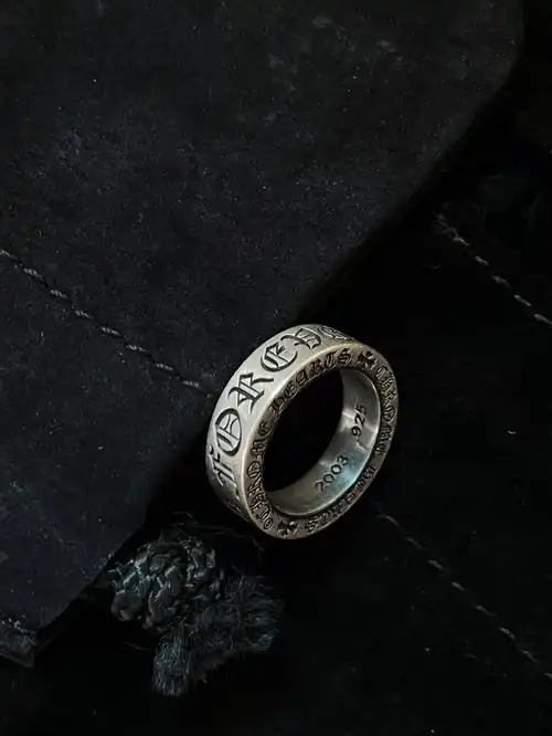 戒指相信大家并不陌生,酒吧里经常出现它的身影,作为克罗心6mm系列