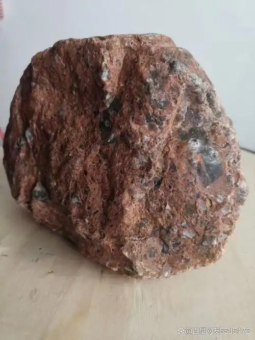 17*15*14cm的月球碳质球粒陨石,不知从天上陨落了多少年,其外表的熔壳