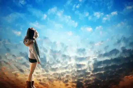 休闲女孩抬头美丽的年轻女孩,抬头看天空照片