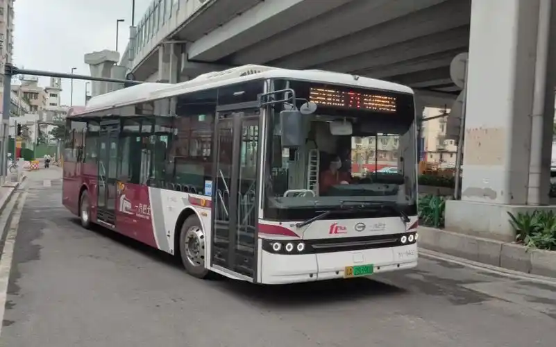 广州一汽巴士71路原色比亚迪b10出站实录