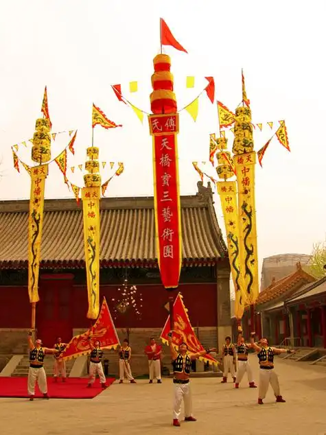 中幡是装饰华丽,既具有仪仗特色又用于比赛力量的一种旗帜.