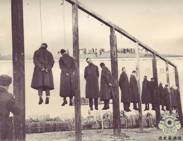 直击德国战犯被执行绞刑真实场景被堵住嘴巴成排吊在绞刑架上