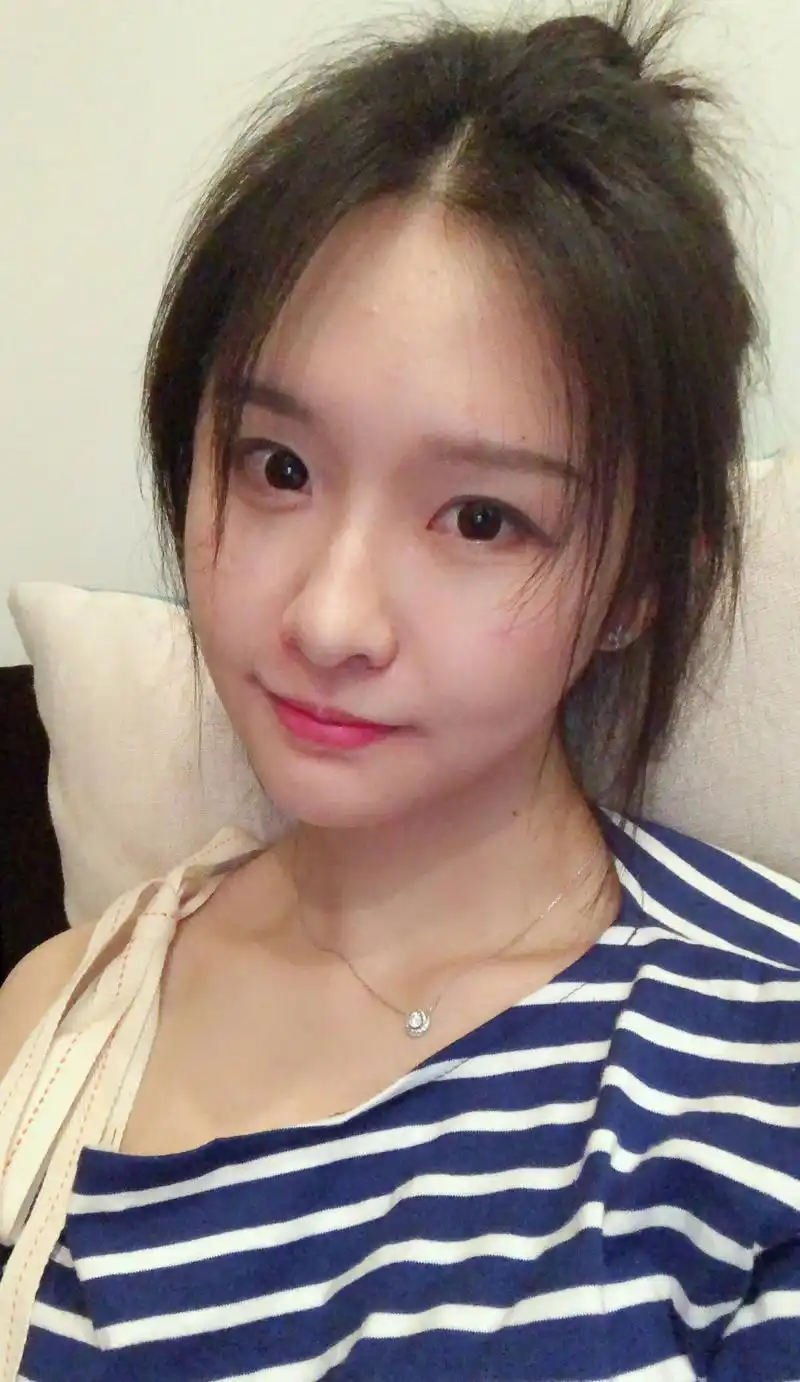 斗鱼六姐-阿冷最近素颜自拍套图,她的歌声真的能征服人!