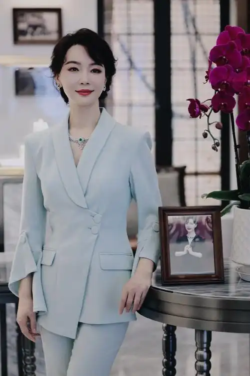 陈数超话#陈数老凤祥品牌全球代言人#青花瓷    @陈数