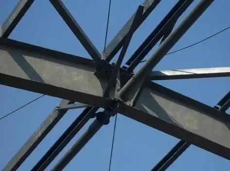 屋面设水平支撑时刚性系杆做到下翼缘行吗