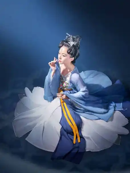 变身盛唐少女众星罗列夜明深,圆满光华舞未尘扬眉转袖若雪飞,倾城独立