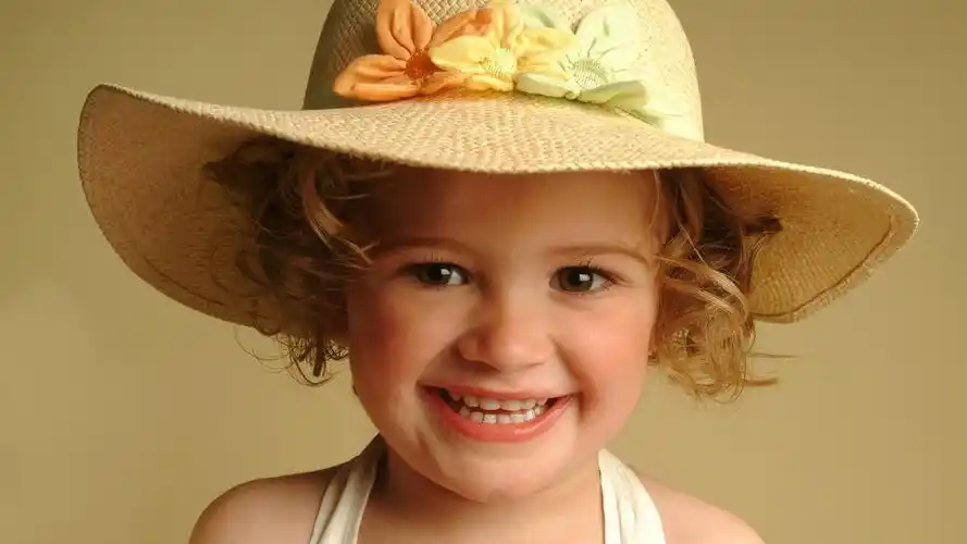 可爱的混血宝宝电脑桌面壁纸