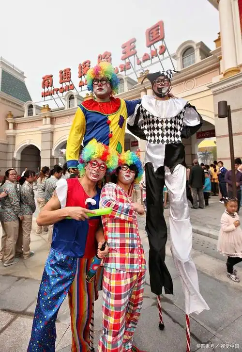 小丑表演是一种非常受欢迎的娱乐形式,通常在马戏团,游乐园,儿童派对