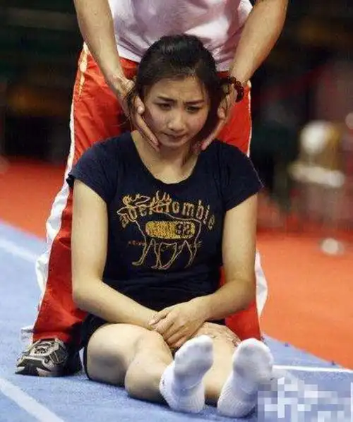 女运动员赛前热身多尴尬福原爱遭按摩掰腿女排妹子很为难