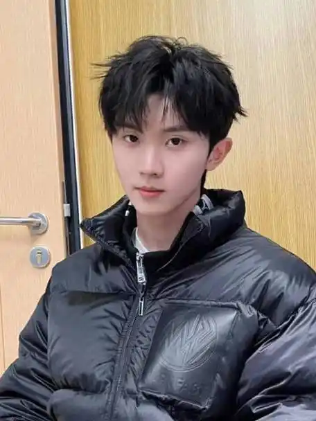 马嘉祺带拍摄道具回学校