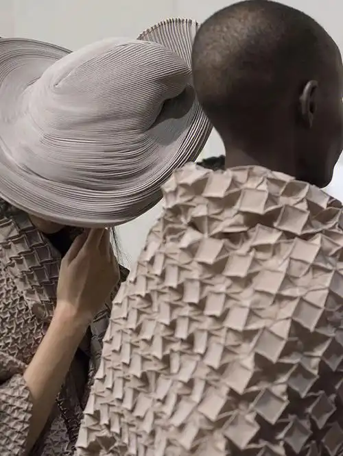 有趣的手工压褶服装设计流行趋势素材资源