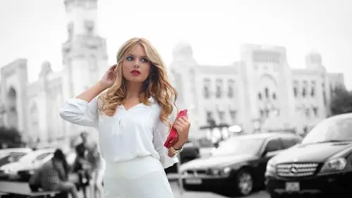 白色礼服的女孩,城市,街道