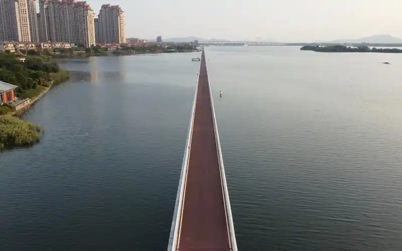 航拍海上自行车道