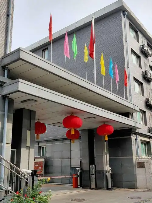 前毛家湾第一个机关大门有卫兵守着.