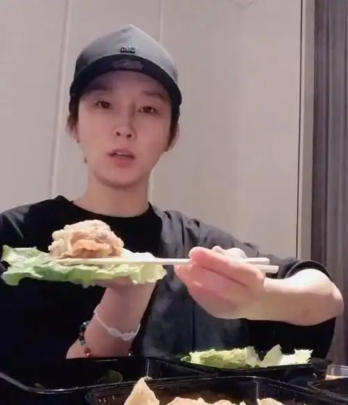 谢楠素颜开吃播颜值在线36岁真实皮肤状态